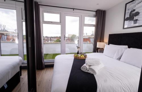 Borehamwood Apartment | New Stylish Top-Floor Flat with Balcony and Parking - 20 Min Link to Kings Cross