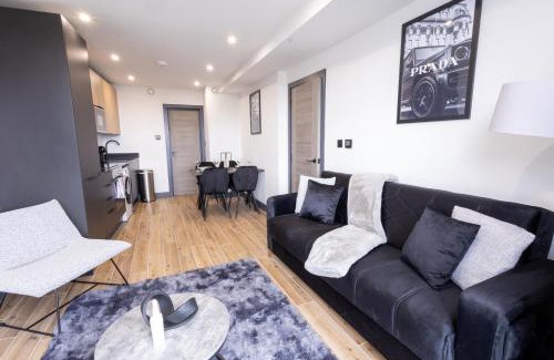 Borehamwood Apartment | New Stylish Top-Floor Flat with Balcony and Parking - 20 Min Link to Kings Cross