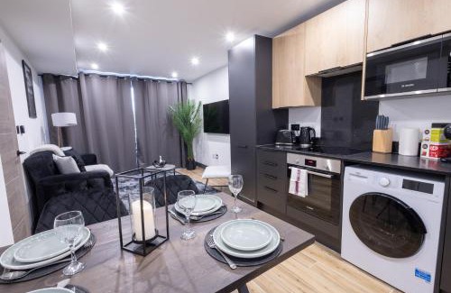 Borehamwood Apartment | New Stylish Top-Floor Flat with Balcony and Parking - 20 Min Link to Kings Cross