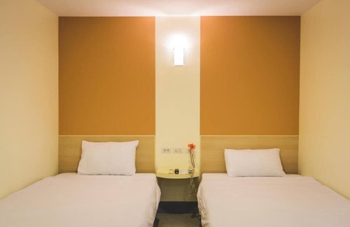 Pom Prap Sattru Phai Hotel | New Suanmali Hotel
