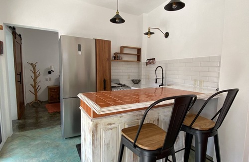 San Patricio Melaque Cottage | “NEW” ! Surround yourself with Modern Art. Walking 2 minutes from the beach.