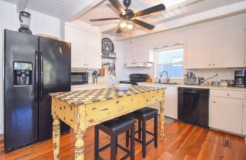 Eclectic Cabin | New! Sweet Retreat by Big Fish Real Estate Group at Lake Martin