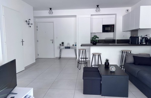 Saint-Cyr-sur-Mer Apartment | New T2 500 m from the beach, beautiful terrace, parking, in absolute calm