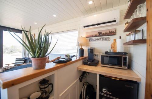 Alpine House | New The Buffalo-Shipping Container in Alpine