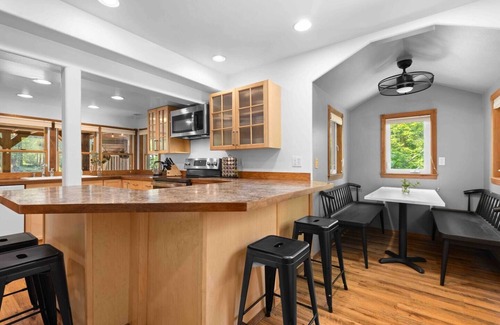 Gold Bar Cabin | *NEW* The M house. Hot tub/Firepit/Patio dining