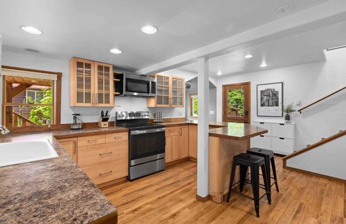 Gold Bar Cabin | *NEW* The M house. Hot tub/Firepit/Patio dining