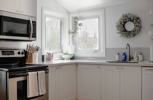 Quinte West Cottage | NEW The Melrose: Serene Modern Home With Hot Tub
