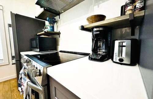 Port Bolivar House | NEW Tiki House! Near Beaches, Sleeps 6-7