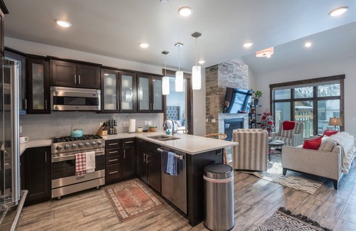 Park City Condo | New to Market! Luxury Condo, Walk to Lift, Pool, Hot Tub, On Free Transit, Near Historic Main St!