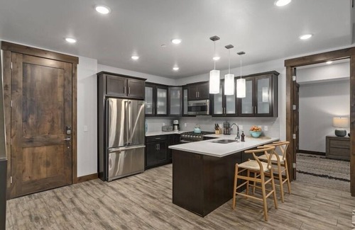 Park City Condo | New to Market! Luxury Condo, Walk to Lift, Pool, Hot Tub, On Free Transit, Near Historic Main St!
