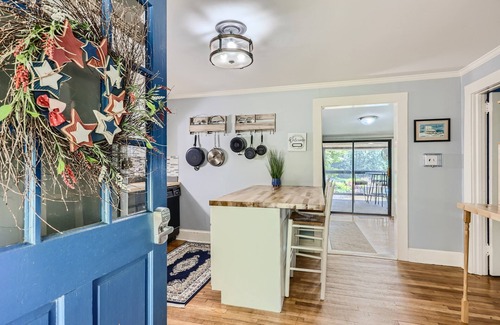Terrell House | New to VRBO! Charming lakefront cottage with great views!