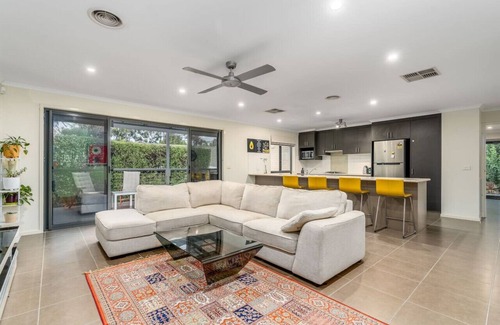 Lyons House | New to VRBO: Cheerful 4BR Home w/parking|5 mins from hospital