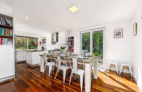 Pialligo House | New to VRBO: Delightful 3BR Escape | 9 mins to War Memorial