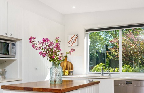 Pialligo House | New to VRBO: Delightful 3BR Escape | 9 mins to War Memorial