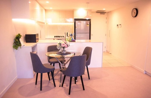Reid Apartment | New to VRBO: Homely Modern Apt by Lake between City & Russell