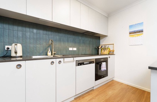 Braddon Apartment | NEW TO VRBO: Modern 2BR, Balcony with Views and Close to City
