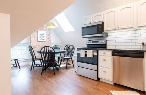 East Walnut HIlls Condo | New Top Floor Apt in Victorian - 5 min to Downtown and 40 min to Ark Encounter!