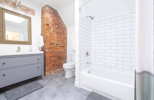 East Walnut HIlls Condo | New Top Floor Apt in Victorian - 5 min to Downtown and 40 min to Ark Encounter!