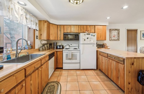 North Creek House | NEW! Top Ridge 49P - Family-Friendly End Unit