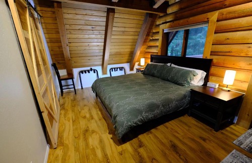 Back Loop Apartment | NEW! Treehouse Getaway APT