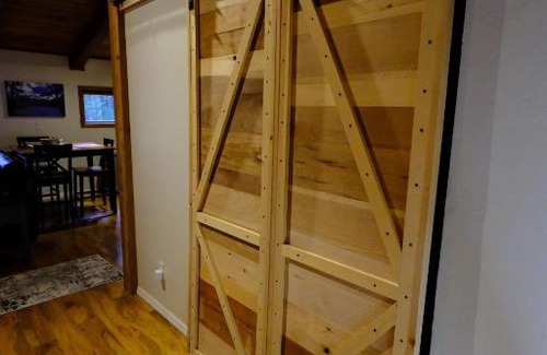 Back Loop Apartment | NEW! Treehouse Getaway APT
