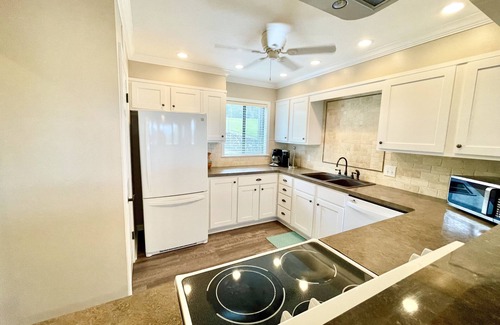 Lake Hamilton Condo | NEW Two Bedroom Lake Getaway! Serene and CLEAN!