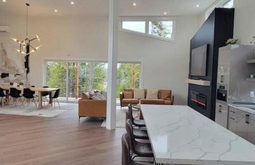 Tobermory Cottage | New Unique Luxury Home with Private Courtyard! (Brand New Build)