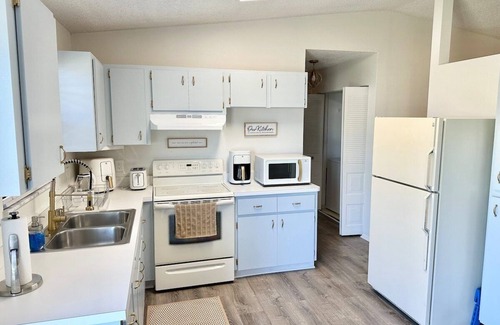 Englewood House | NEW*Updated Cozy cottage 10 min from the beach!
