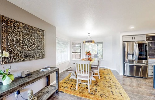 Medford House | NEW+Upscale+2Kings & 1Qu+Private-Hot-tub+Close to hospitals, restaurants, dining