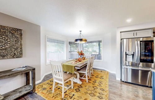 Medford House | NEW+Upscale+2Kings & 1Qu+Private-Hot-tub+Close to hospitals, restaurants, dining