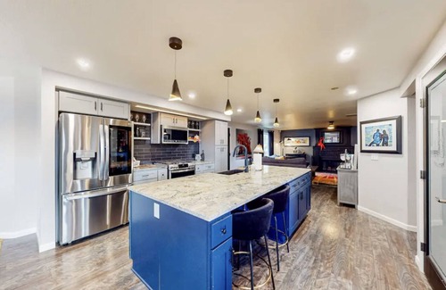 Medford House | NEW+Upscale+2Kings & 1Qu+Private-Hot-tub+Close to hospitals, restaurants, dining