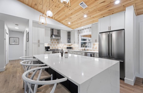 Murrayville House | NEW Upscale Lakefront Getaway:Dock, Firepit, Games
