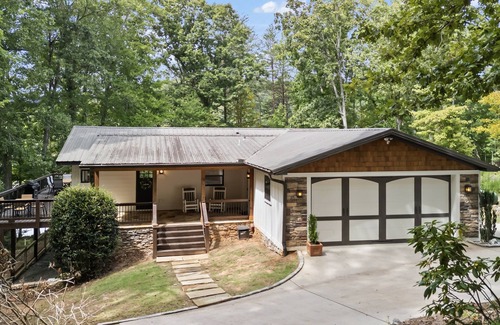Murrayville House | NEW Upscale Lakefront Getaway:Dock, Firepit, Games