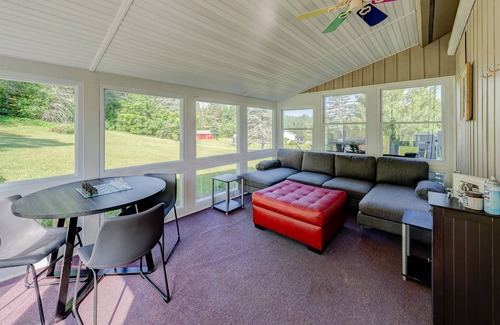 East Haven  Rutland County Cabin | NEW!! VERMONT GETAWAY| PET FRIENDLY | KILLINGTON RESORT in 20 min | A/C