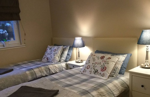 Crianlarich House | New Village apartment close to train station.
