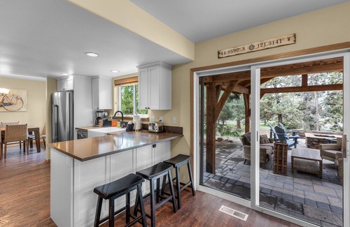 Southern Crossing House | New! Walk to Old Mill/River ~ Fire pit ~ Bikes ~ Bonus Area ~ Dog Friendly