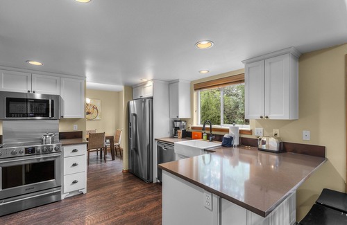 Southern Crossing House | New! Walk to Old Mill/River ~ Fire pit ~ Bikes ~ Bonus Area ~ Dog Friendly