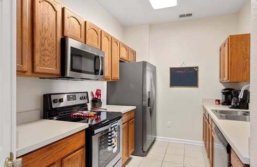 Windsor Hills Condo | 🏝New Water Park! Huge Pool, 5 Minutes to Disney World!🏝