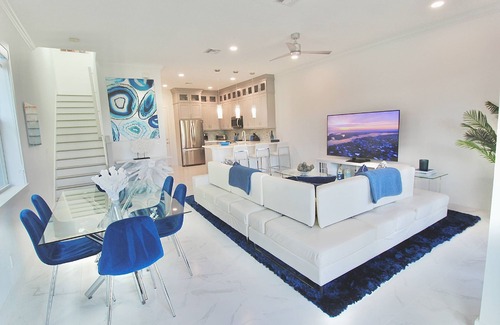 Stuart House | New - Waterfront Home in Port Salerno - Stuart - Private Boat Dock & Boat Lift - Community Pool.