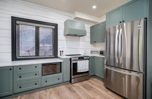 Hastings House | New Waterfront Log Home on the Trentnn