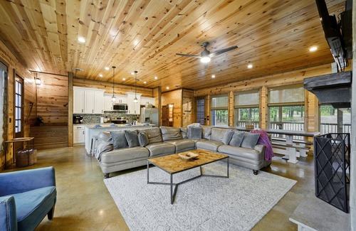 Broken Bow Cabin | NEW! Waterfront Pond Cabin:Kayak, Fish,GameRoom