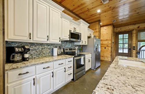 Broken Bow Cabin | NEW! Waterfront Pond Cabin:Kayak, Fish,GameRoom