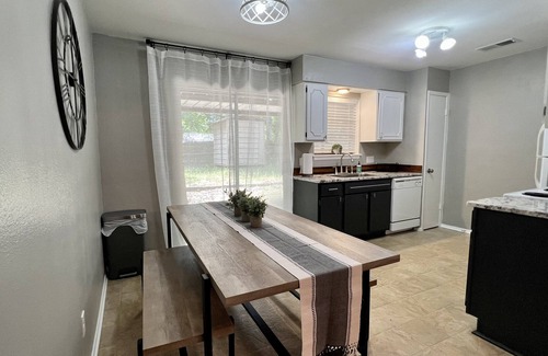 Tyler House | *New* Welcome to the Cheerful 2 Bedroom Duplex