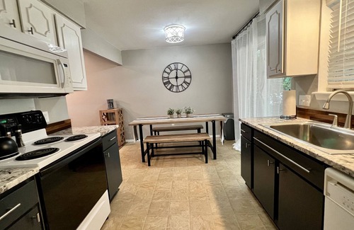 Tyler House | *New* Welcome to the Cheerful 2 Bedroom Duplex
