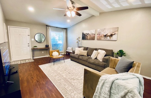 Tyler House | *New* Welcome to the Cheerful 2 Bedroom Duplex