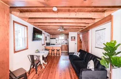 Lynchburg House | New-Winter of 1947 Cottage-Charming Home with a relaxing backyard. Sleeps 6