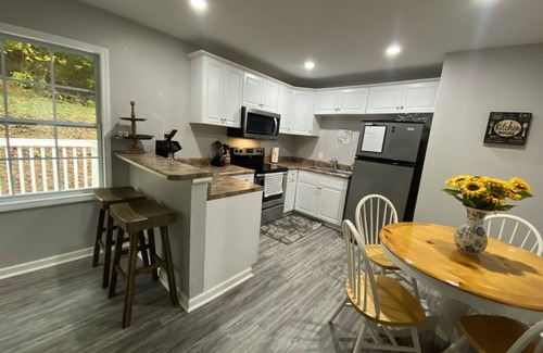 Colonial Heights House | New! Woodcrest Cottage - Close to Tri-Cities