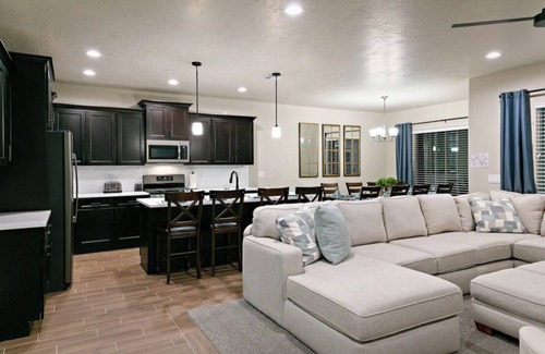 Hurricane House | NEW! Zions Village Luxurious Rental 7 Bedroom/6 Bath w/private hot tub