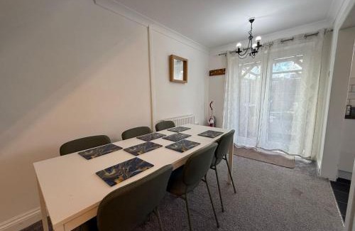 Swindon House | Newbury House Long Stays Free Parking and Wifi