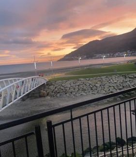Newcastle Apartment | Newcastle Seafront Apartment with Wifi and Parking